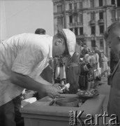 Lata 50., Warszawa, Polska.
Plac przed dawnym Dworcem Wiedeńskim w Alejach Jerozolimskich. W tle kamienica w Alejach Jerozolimskich 37.
Fot. Irena Jarosińska, zbiory Ośrodka KARTA