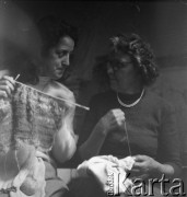 Lata 50., Polska.
Nina (z lewej) i Maria w kuchni.
Fot. Irena Jarosińska, zbiory Ośrodka KARTA