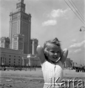 Lata 50., Warszawa, Polska.
Dziewczynka na tle Pałacu Kultury i Nauki.
Fot. Irena Jarosińska, zbiory Ośrodka KARTA