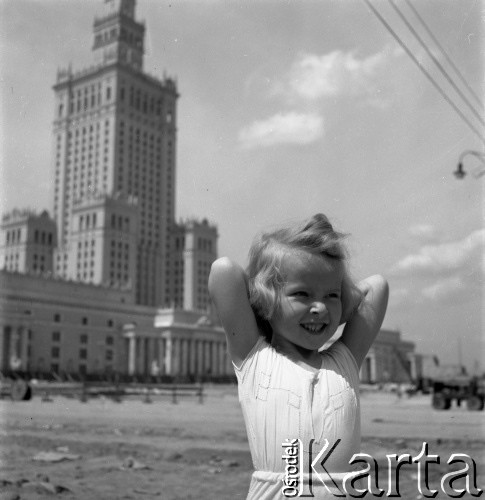 Lata 50., Warszawa, Polska.
Dziewczynka na tle Pałacu Kultury i Nauki.
Fot. Irena Jarosińska, zbiory Ośrodka KARTA