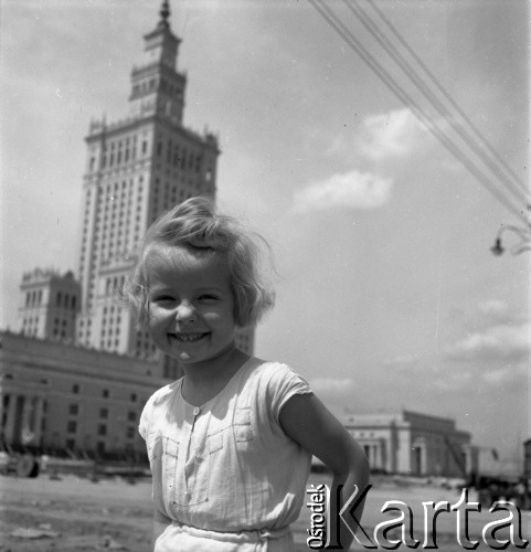 Lata 50., Warszawa, Polska.
Dziewczynka na tle Pałacu Kultury i Nauki.
Fot. Irena Jarosińska, zbiory Ośrodka KARTA