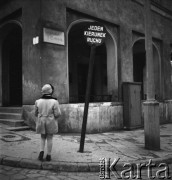 Lata 50., Warszawa, Polska.
Marek Jarosiński - syn fotografki Ireny Jarosińskiej - na ulicy Sowiej przy Mariensztacie.
Fot. Irena Jarosińska, zbiory Ośrodka KARTA