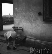 Lata 50., Warszawa, Polska.
Marek Jarosiński - syn fotografki Ireny Jarosińskiej - na Mariensztacie.
Fot. Irena Jarosińska, zbiory Ośrodka KARTA