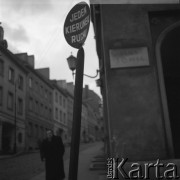 Lata 50., Warszawa, Polska.
Ulica Sowia. W tle ulica Bednarska.
Fot. Irena Jarosińska, zbiory Ośrodka KARTA