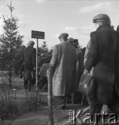 Lata 50., Warszawa, Polska.
Osoby obserwujące niedźwiedzie na wybiegu znajdującym się w Alei gen. Karola Świerczewskiego (dziś Aleja Solidarności).
Fot. Irena Jarosińska, zbiory Ośrodka KARTA