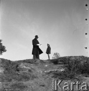 Lata 50., Polska.
Marek Jarosiński - syn fotografki Ireny Jarosińskiej - nad Wisłą z dziadkiem Antonim Jarosińskim - teściem Ireny Jarosińskiej.
Fot. Irena Jarosińska, zbiory Ośrodka KARTA