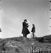 Lata 50., Polska.
Marek Jarosiński - syn fotografki Ireny Jarosińskiej - nad Wisłą z dziadkiem Antonim Jarosińskim - teściem Ireny Jarosińskiej.
Fot. Irena Jarosińska, zbiory Ośrodka KARTA