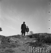Lata 50., Polska.
Marek Jarosiński - syn fotografki Ireny Jarosińskiej - nad Wisłą z dziadkiem Antonim Jarosińskim - teściem Ireny Jarosińskiej.
Fot. Irena Jarosińska, zbiory Ośrodka KARTA
