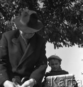 Lata 50., Polska.
Marek Jarosiński - syn fotografki Ireny Jarosińskiej - nad Wisłą z dziadkiem Antonim Jarosińskim - teściem Ireny Jarosińskiej.
Fot. Irena Jarosińska, zbiory Ośrodka KARTA