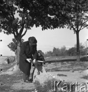 Lata 50., Polska.
Marek Jarosiński - syn fotografki Ireny Jarosińskiej - nad Wisłą z dziadkiem Antonim Jarosińskim - teściem Ireny Jarosińskiej.
Fot. Irena Jarosińska, zbiory Ośrodka KARTA
