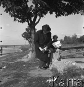 Lata 50., Polska.
Marek Jarosiński - syn fotografki Ireny Jarosińskiej - nad Wisłą z dziadkiem Antonim Jarosińskim - teściem Ireny Jarosińskiej.
Fot. Irena Jarosińska, zbiory Ośrodka KARTA