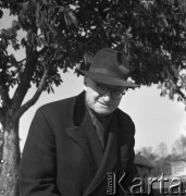 Lata 50., Polska.
Marek Jarosiński - syn fotografki Ireny Jarosińskiej - nad Wisłą z dziadkiem Antonim Jarosińskim - teściem Ireny Jarosińskiej.
Fot. Irena Jarosińska, zbiory Ośrodka KARTA