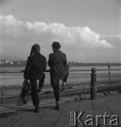 Lata 50., Warszawa, Polska.
Chłopcy nad Wisłą.
Fot. Irena Jarosińska, zbiory Ośrodka KARTA