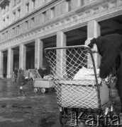 Lata 50., Warszawa, Polska.
Plac Konstytucji.
Fot. Irena Jarosińska, zbiory Ośrodka KARTA