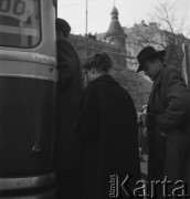 Lata 50., Warszawa, Polska.
Plac Unii Lubelskiej. Pasażerowie wchodzący do autobusu.
Fot. Irena Jarosińska, zbiory Ośrodka KARTA