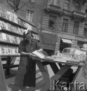 Lata 50., Warszawa, Polska.
Dziewczynka sprzedaje książki przy Centralnym Domu Towarowym.
Fot. Irena Jarosińska, zbiory Ośrodka KARTA