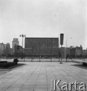 Lata 50., Warszawa, Polska.
Tzw. dom pod sedesami na ulicy Marszałkowskiej. W tle Hotel Warszawa (po lewej).
Fot. Irena Jarosińska, zbiory Ośrodka KARTA