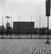 Lata 50., Warszawa, Polska.
Tzw. dom pod sedesami na ulicy Marszałkowskiej. W tle Hotel Warszawa (po lewej).
Fot. Irena Jarosińska, zbiory Ośrodka KARTA