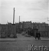 Lata 50., Warszawa, Polska.
Ulica Żelazna. W tle budynki przy wylocie ulicy Waliców na ulicę Ceglaną (obecnie ulicę Pereca). Budynki na ulicy Waliców 10, 12 i resztki 14 (od prawej).
Fot. Irena Jarosińska, zbiory Ośrodka KARTA
