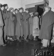Lata 50., Polska.
Kolejka.
Fot. Irena Jarosińska, zbiory Ośrodka KARTA