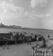 Lata 50., Warszawa, Polska.
Łodzie nad Wisłą.
Fot. Irena Jarosińska, zbiory Ośrodka KARTA