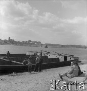 Lata 50., Warszawa, Polska.
Łodzie nad Wisłą.
Fot. Irena Jarosińska, zbiory Ośrodka KARTA