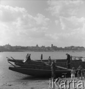 Lata 50., Warszawa, Polska.
Łodzie nad Wisłą.
Fot. Irena Jarosińska, zbiory Ośrodka KARTA