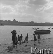 Lata 50., Warszawa, Polska.
Łodzie nad Wisłą.
Fot. Irena Jarosińska, zbiory Ośrodka KARTA