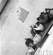 1959, Kazimierz Dolny, Polska.
Spotkanie na ławce.
Fot. Irena Jarosińska, zbiory Ośrodka KARTA 
