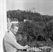 Lata 50., Kazimierz Dolny, Polska.
Odpoczynek na tarasie.
Fot. Irena Jarosińska, zbiory Ośrodka KARTA