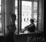 1959, Kazimierz Dolny, Polska.
Dom Architekta SARP na ulicy Rynek 20. Za oknem Kamienica pod św. Mikołajem i Krzysztofem. 
Fot. Irena Jarosińska, zbiory Ośrodka KARTA
