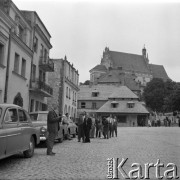 1959, Kazimierz Dolny, Polska.
Rynek. W tle Kościół farny św. Jana Chrzciciela i św. Bartłomieja.
Fot. Irena Jarosińska, zbiory Ośrodka KARTA 
