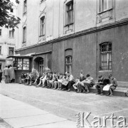 Lata 50., Jelenia Góra, Polska.
Czytanie prasy.
Fot. Irena Jarosińska, zbiory Ośrodka KARTA 
