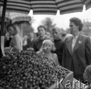 Lata 50., Jelenia Góra, Polska.
Stragan.
Fot. Irena Jarosińska, zbiory Ośrodka KARTA