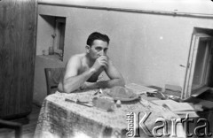 Lata 50., Polska.
Stanisław Pieniążek - mąż fotografki Ireny Jarosińskiej.
Fot. Irena Jarosińska, zbiory Ośrodka KARTA