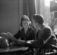 1960, Warszawa, Polska.
Para w kawiarni.
Fot. Irena Jarosińska, zbiory Ośrodka KARTA