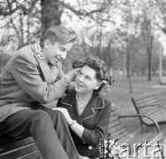 1960, Warszawa, Polska.
Para w Ogrodzie Saskim.
Fot. Irena Jarosińska, zbiory Ośrodka KARTA