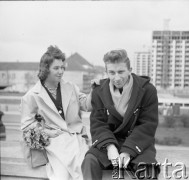1960, Warszawa, Polska.
Para na ulicy Marcelego Nowotki (obecnie gen. Władysława Andersa). W tle Arsenał Królewski.
Fot. Irena Jarosińska, zbiory Ośrodka KARTA