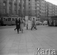1960, Warszawa, Polska.
Aleja Świerczewskiego (dziś Aleja Solidarności). Widok od skrzyżowania z ulicą Marcelego Nowotki (dziś gen. Władysława Andersa). Od lewej budynki nr 81 i 83/89 (w budowie).
Fot. Irena Jarosińska, zbiory Ośrodka KARTA