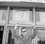 1960, Warszawa, Polska.
Młody mężczyzna przed Kinem Muranów na ulicy Marcelego Nowotki (obecnie gen. Władysława Andersa).
Fot. Irena Jarosińska, zbiory Ośrodka KARTA