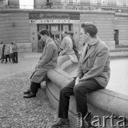 1960, Warszawa, Polska.
Mężczyźni przed kinem Muranów na ulicy Marcelego Nowotki (obecnie gen. Władysława Andersa).
Fot. Irena Jarosińska, zbiory Ośrodka KARTA
