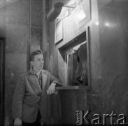 1960, Warszawa, Polska.
Młody mężczyzna przed kasą w kinie Muranów na ulicy Marcelego Nowotki (obecnie gen. Władysława Andersa).
Fot. Irena Jarosińska, zbiory Ośrodka KARTA