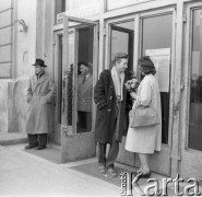 1960, Warszawa, Polska.
Para przed kinem Muranów na ulicy Marcelego Nowotki (obecnie gen. Władysława Andersa).
Fot. Irena Jarosińska, zbiory Ośrodka KARTA
