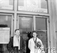 1960, Warszawa, Polska.
Para przed kinem Muranów na ulicy Marcelego Nowotki (obecnie gen. Władysława Andersa).
Fot. Irena Jarosińska, zbiory Ośrodka KARTA