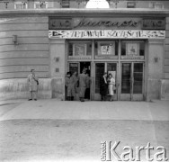 1960, Warszawa, Polska.
Para przed kinem Muranów na ulicy Marcelego Nowotki (obecnie gen. Władysława Andersa).
Fot. Irena Jarosińska, zbiory Ośrodka KARTA