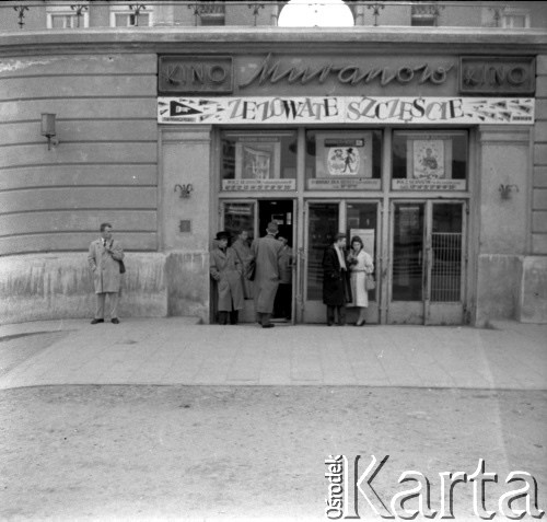1960, Warszawa, Polska.
Para przed kinem Muranów na ulicy Marcelego Nowotki (obecnie gen. Władysława Andersa).
Fot. Irena Jarosińska, zbiory Ośrodka KARTA