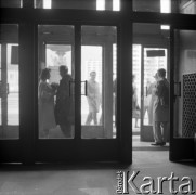 1960, Warszawa, Polska.
Para w kinie Muranów na ulicy Marcelego Nowotki (obecnie gen. Władysława Andersa).
Fot. Irena Jarosińska, zbiory Ośrodka KARTA