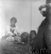 1958, Polska.
Cyganka z dziećmi.
Fot. Irena Jarosińska, zbiory Ośrodka KARTA