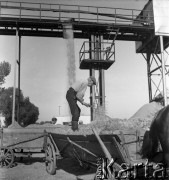 1958, Polska.
Mężczyzna podczas pracy.
Fot. Irena Jarosińska, zbiory Ośrodka KARTA