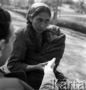 1958, okolice Serocka, Polska.
Cyganka z dzieckiem.
Fot. Irena Jarosińska, zbiory Ośrodka Karta.